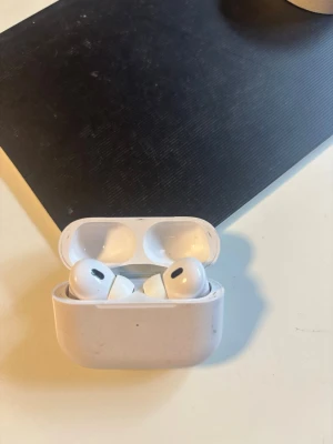 Apple AirPods Pro med laddningsetui - Säljer ett par vita Apple AirPods Pro med det klassiska kompakta laddningsetuiet. Trådlösa in-ear hörlurar bra skick och funkar bra. Ingen box finns kvar tyvärr.