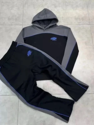 Tracksuit  - Syna tracksuit i väldigt bra skick  Clean och bekväm fit som sitter riktigt bra. Använd få gånger och fortfarande i fint skick utan större flaws. Perfekt till både vardag och outfits. True to size. Skriv gärna för fler bilder eller frågor 