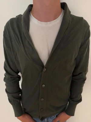 Closed cadigan - Säljer en cardigan från closed i storlek S. Modellen är ca 175 cm. Hör av er vid funderingar!