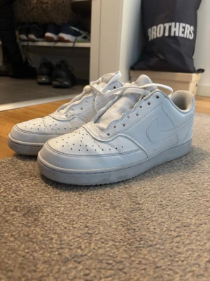 Nike skor vita storlek 42 - Rengjorda och fräscha för nästa köpare!