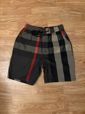 Burberry shorts  - Snygga burberry badshorts k storleken L helt oanvända!!!