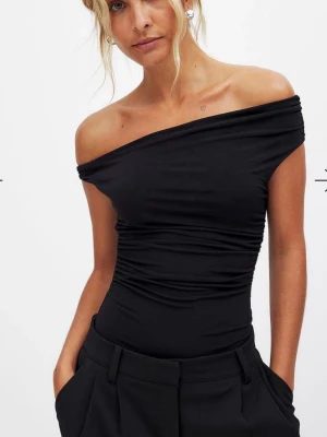 Svart offshoulder topp - Snygg svart offshoulder topp. Använd en gång (nyskick)