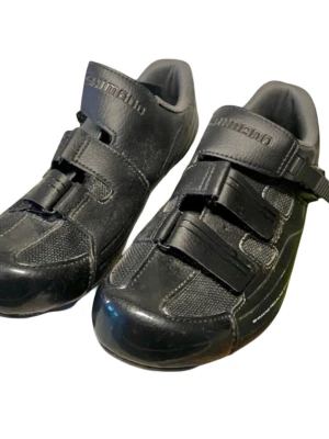 Svarta cykelskor Shimano - Shimano cykelskor som passar utmärkt för landsväg eller för att revolutionera dina spinningpass på gym. Använda max 10 ggr säljer då jag gått över till MTB istället. Fästen saknas och behöver köpas till  i din närmaste sport eller cykelaffär. Jag tillämpar öppet köp i 7 dagar om varan inte skulle passa. Returfrakt tillkommer som kostnad vid tillämpning. Återbetalning sker med swish.