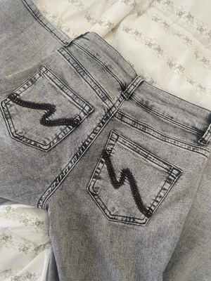 Gråa Nelly jeans  - Säljer ett par gråa lågmidjade Nelly jeans, storlek 36, använda en gång alltså helt nya! Säljer dem för 400kr + frakt! 