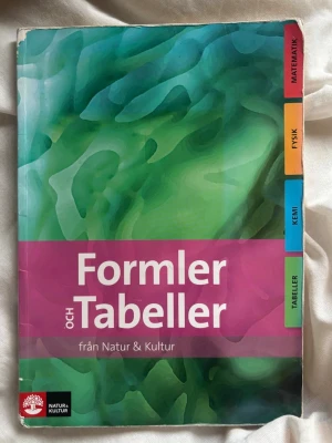 Formler och Tabeller Natur & Kultur  - Formelsamling för med fokus på matematik, fysik och kemi. 