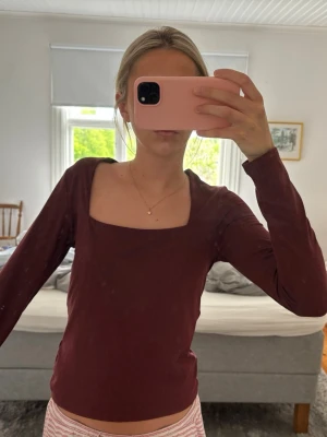 Vinröd långärmad topp från H&M - Vinröd topp från H&M, storlek S