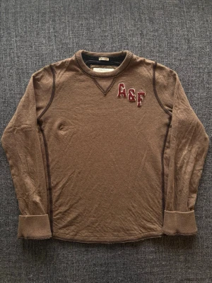 Abercrombie & fitch longsleeve | vintage  - Sjukt eftertraktad Abercrombie & Fitch longsleeve i S – brun färg. Produceras ej längre därav väldigt sällsynt  🌿  Kan gå ner lite i pris vid snabb affär ✌️ Skickas inom 24h 📦