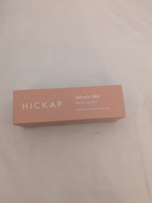 Hickap Miracle Blur touch-up stick - Miracle Blur touch-up stick från Hickap i en snygg matt rosa hylsa. Primern är transparent och mattande, perfekt för att sudda ut porer och ge en jämnare hudton. Helt oanvänd endast öppnad, nypris 199