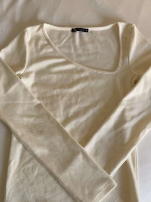 Krämvit långärmad topp från Zara💓 - Jag säljer en krämvit långärmad topp med en urringning vid halsen ifrån Zara i storlek s💓💓