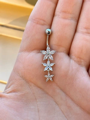 NY Oanvänd - Navelpiercing  - 🔥 ERBJUDANDE: Få 30% rabatt när du köper 2 valfria piercingar! 🔥  Passa på att fynda och uppdatera din smyckessamling 💖 Skicka ett meddelande vid intresse eller frågor!