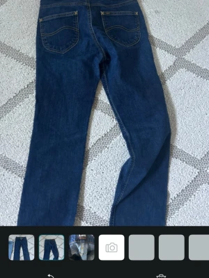 Mörkblå raka jeans från Lee - Snygga mörkblå jeans från Lee med lätt utsvängda ben. Jeansen har kontrastsömmar och är tillverkade i ett mjukt denimtyg som ger en bekväm passform. Perfekta för dig som gillar en enkel och stilren look.