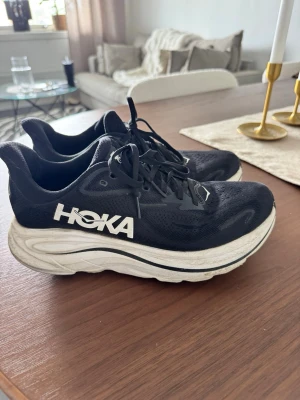 Hoka W Clifton 10 - Säljer dessa populära hoka skor då dem ej kommer till användning. Använd sparsamt, relativt ny inköpta. Något slitage. Super bekväma med bra sula.