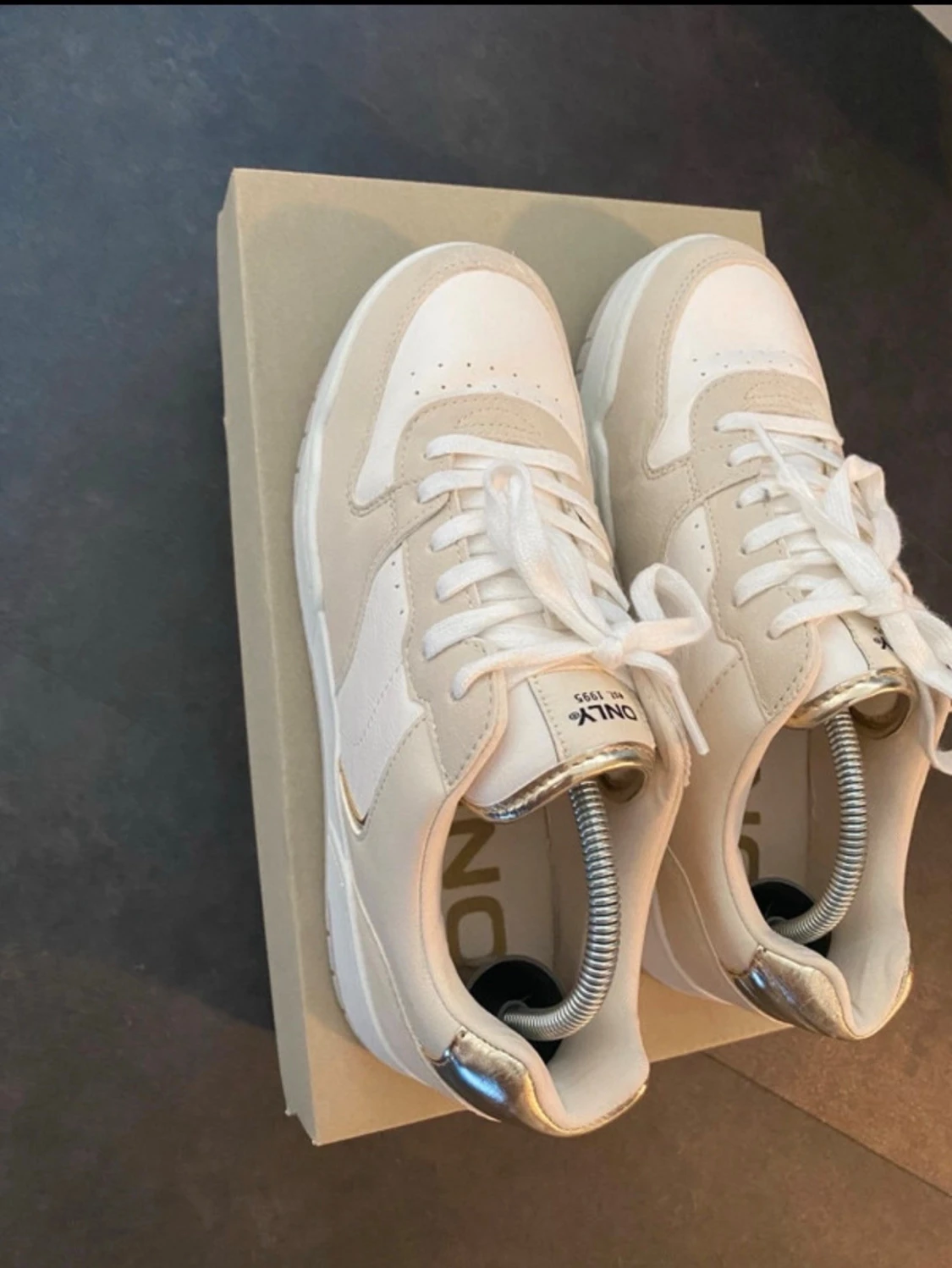 Vita och beige sneakers från Only