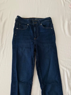 Mörkblå raka jeans - Tajta jeans men som är väldigt stretchiga i storlek S. Jag är 165cm och jeansen är lite längre i storleken. En fin mörkblå färg. Minns tyvärr inte vart jag köpt jeansen. Använts några gånger.