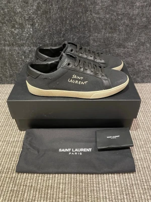Saint Laurent skor (nya) - Hej, säljer nu dessa svin snygga ysl skor. Skorna är i nyskick! Begränsat antal boxar och dustbag. Hör av dig vid frågor. 
