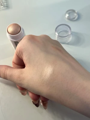 Milk Makeup highlighter  - Säljer ett super fint milk makeup highlighter, för att den kommer inte till användning. Har bara testat färgen har inte användet den mer än så den är som ny💗
