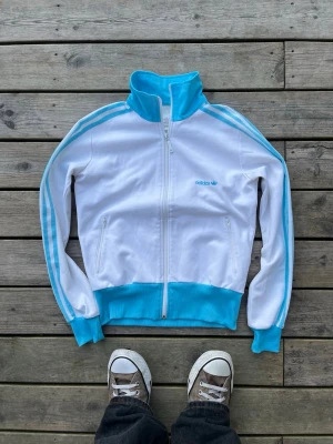 Adidas fullzip - Riktigt skön adidas Fullzip utmärkt för sommaren. Storlek S/XS. Väldigt fint skick
