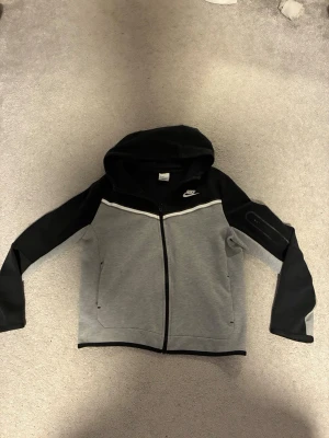 Nike hoodie svart och grå XL - Säljer nu min nike tech då den börjar bli förliten (Gamla modeln går ej att få tag på längre alltså väldigt sälsynt) Pris kan diskuteras och skriv om ni undrar något.
