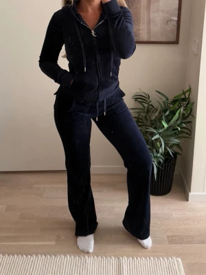 Juicy Couture set  - Mörkblått velour-set från Juicy Couture. Storlek XXS i båda delarna. Fint skick!☺️🤍