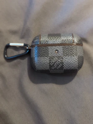 Louis Vuitton AirPods Pro 2 fodral - Snygga Louis Vuitton AirPods Pro 2 fodral. Helt ny