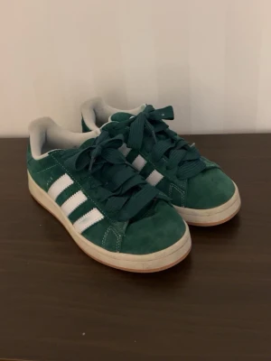 Mörkgröna Adidas Campus - Säljer ett par Adidas Campus 00s i grön mocka, storlek 39 1/3! 
