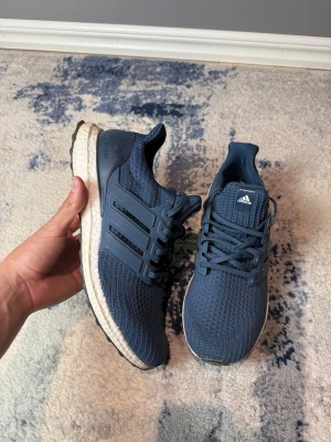 Blå adidas ultraboost  - Använda men jätte bra skick