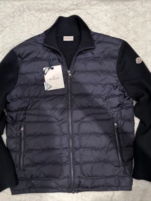 Äkta!!!! - Navy Moncler jacka i stolen XL men känns som L,/M, osäker påäktenhet därav priset. Pris går att diskuteras!!