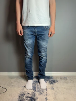 Replay anbass jeans - Fint skick. Han på bild är 185cm, 77kg!