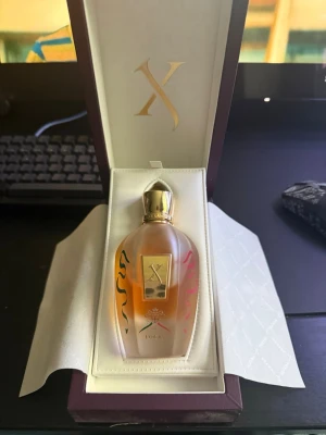 Xerjoff 1861 Decas Eau de Parfum bytes - Lyxig parfym från Xerjoff i serien 1861 Decas. Byter helst mot niche, 80-85ml kvar.
