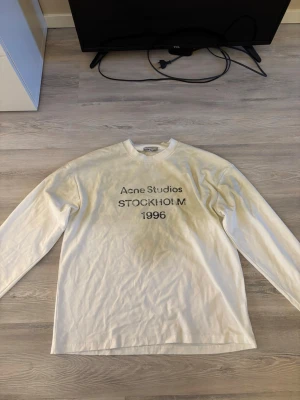 Vit långärmad tröja Acne Studios -  Vit långslev från acne studios som har en Washed look.