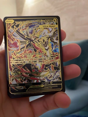 Lord of Dragon samlarkort - Säljer ett Lord of Dragon samlarkort med guld- och svartfärgad design. Kortet har detaljerade illustrationer av en drake och text på engelska. Perfekt för dig som gillar samlarkort och fantasy.