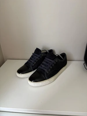 Lanvin sneakers - Jätte fräscha lanvins i toppen kvalité, storlek 41 men passar även 42 och 43 eftersom lanvins är stora i storleken