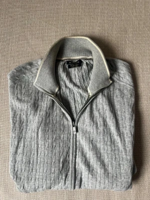 Cardigan, Massimo Dutti - Grå stickad cardigan från Massimo dutti, storlek L skriv om du har några frågor, Mvh Marcus