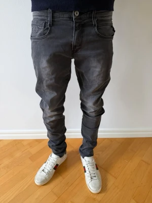 Replay Anbass jeans - Säljer ett par feta replay anbass jeans i storlek W29. Modellen är ca 175cm. Skrov vid funderingar!