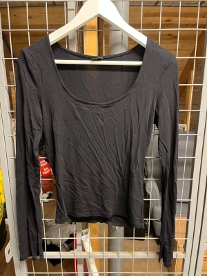 Svart långärmad topp med rund hals - En enkel och stilren svart långärmad topp med rundad urringning. Tillverkad i mjukt bomullsmaterial som känns skönt mot huden.