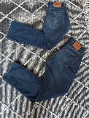 2 par Levi’s jeans – säljes tillsammans - Säljer två par klassiska Levi’s 501 jeans i blå denim. Båda är i fint använt skick utan synliga hål eller större slitage. Perfekta vardagsjeans med tidlös passform och hög kvalitet. ✔️ Två par Levi’s jeans ✔️ Fint använt skick ✔️ Klassisk blå tvätt ✔️ Säljes tillsammans Storlek: Se etiketter på bilderna. Pris: 899kr (Kan diskuteras) Hör gärna av dig vid frågor eller om du vill ha fler bilder!