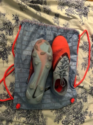 Nike phantom 6 low elite fg - Säljer ett par snygga Nike fotbollsskor i rött och vinrött med svarta detaljer. Skorna har en modern, strömlinjeformad design och är tillverkade i syntetmaterial med fasta dobbar för bra grepp på planen. Perfekta för dig som vill sticka ut på matchen! Original pris 3299kr bara använd i en månad passade inte mig. Pris kan diskuteras. PÅSE INGÅR!!