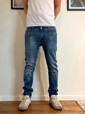Replay Anbass - Ett par riktigt snygga Replay Jeans i modellen Anbass! De är i nästan ny kvalité och i storleken w30 l32. Inga synliga skavanker eller fläckar vad jag kan se!
