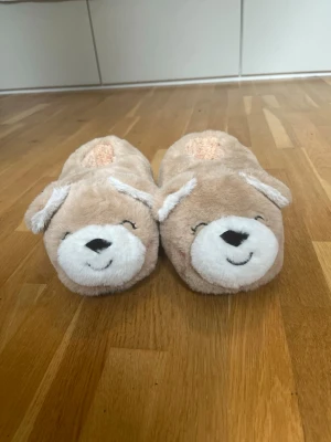 Fluffiga tofflor - Jättegulliga fluffiga tofflor som tyvärr är för små för mig. Den jag köpte av sa att dem var i storlek 38 men skulle säga att dem passar något mindre storlek, ingen slitning eller tecken på användning💗