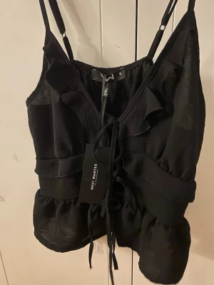 Svart fest topp - Helt oanvänd svart fest topp från Most Wanted i storlek S men passar även M och Xs!