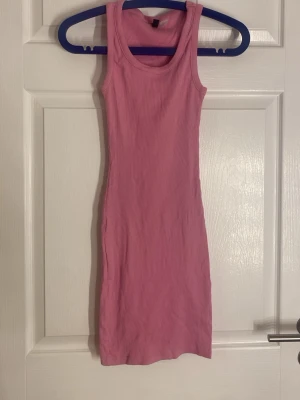 Rosa ribbad ärmlös kortklänning - Säljer rosa klänning i storlek xs från h&m. Bra skick💕