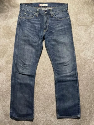 Levis 506 - Hej! Säljer nu dessa Levi’s jeans i modellen 506. Jeansen är i mycket fint skick. Storleken är W34 L32 Bara att skriva vid frågor. 