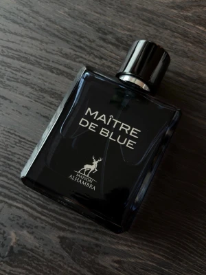 Maison Alhambra Maitre de Blue EDP 100ml - Herr/unisex parfym. Så gott som oanvänd och i princip nyskick. OBS! Alla mina parfymer förvaras i ett svalt rum och borta från solljus!