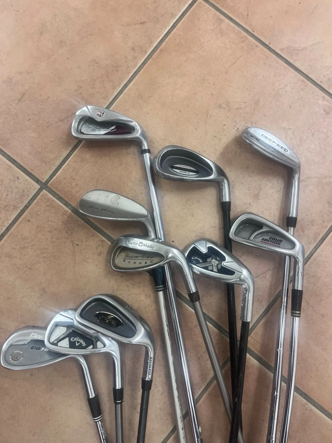 Set med golfklubbor i metall