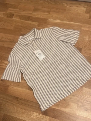 Randig stickad skjorta Zara - Randig stickad skjorta från Zara, helt ny och aldrig använd. Säljer eftersom den är för stor för mig och passar inte mig. 