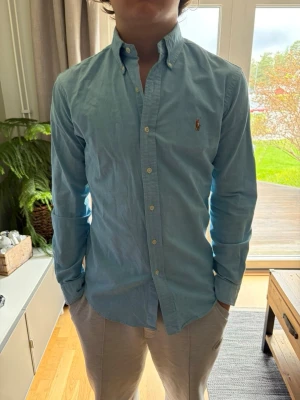 Ljusblå skjorta från Ralph Lauren - Riktigt snygg skjorta från Ralph lauren. Bra skick och säljs för att den är för tight. Bara höra av dig om du har nå funderingar