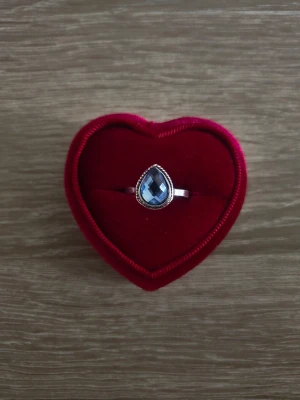 Silverfärgad ring med blå sten - ring i storlek 17,7mm, silverfärgad. 