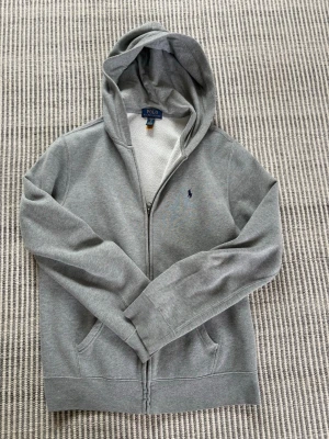 Grå hoodie från Polo Ralph Lauren - Säljer en fett polo Hoddie i ett grymt skick parrelation nu inför sommaren pris kan diskuteras vid snabb affär 🍾