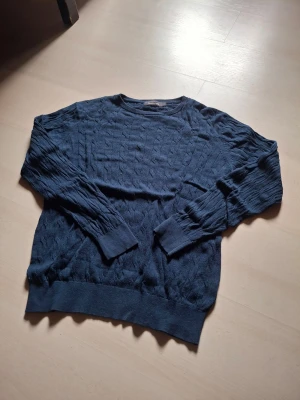 Dressmann kabel stickad  - Tunn tröja från dressmann, lagom tjock för sommaren. Storlek s med rätt så öppen krage. 
