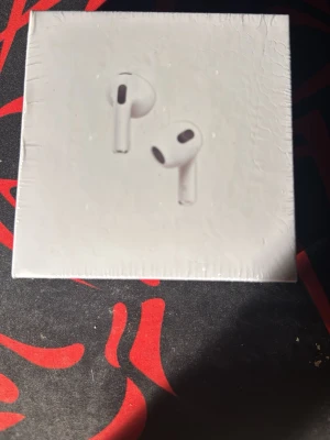 Apple AirPods med MagSafe-laddning - Säljer ett par vita Apple AirPods med MagSafe-laddningsetui. Trådlösa in-ear hörlurar i stilren design, tillverkade i plast. Original kopia. Perfekta för musik, samtal och smidig anslutning till Apple-enheter.